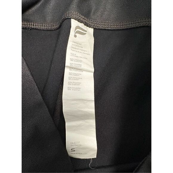 Fabletics women’s black cropped leggings size small.   #16-0378 - Picture 4 of 5